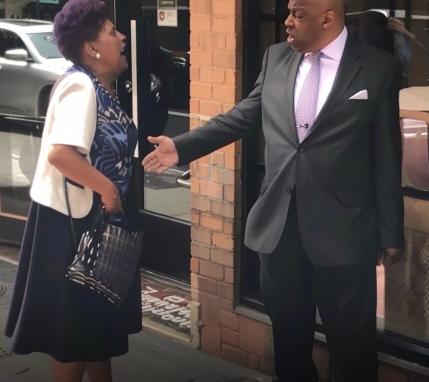 The restaurant manager kicked out an elderly woman seeking shelter, but the next day, he was shocked to see her sitting with the owner 1 Usa People The restaurant manager kicked out an elderly woman seeking shelter, but the next day, he was shocked to see her sitting with the owner