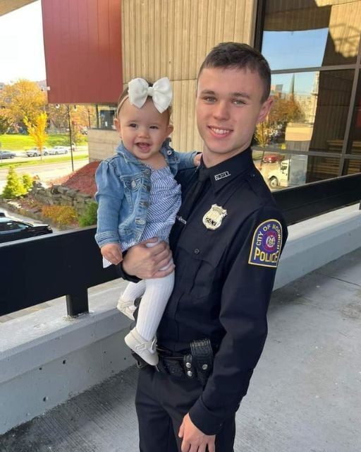 MY FIRST DAY AT THE POLICE ACADEMY—AND MY LITTLE SISTER SHOWED UP TO CHEER ME ON 1 Usa People MY FIRST DAY AT THE POLICE ACADEMY—AND MY LITTLE SISTER SHOWED UP TO CHEER ME ON