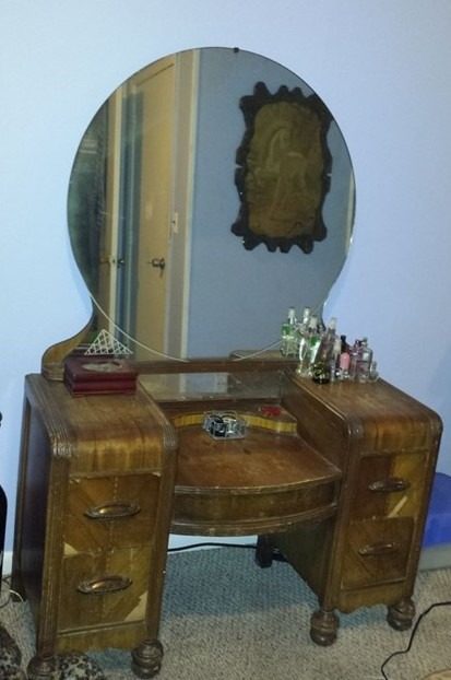 Instead of throwing a 1942 vanity table away, the man brought it back to life and turned into a modern piece of furniture 2 Usa People Instead of throwing a 1942 vanity table away, the man brought it back to life and turned into a modern piece of furniture