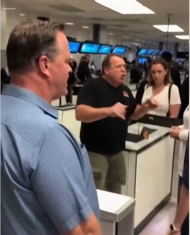 Rude Man Insults Woman at Airport, But She Turns the Tables with a Brilliant Lesson 1 Usa People Rude Man Insults Woman at Airport, But She Turns the Tables with a Brilliant Lesson