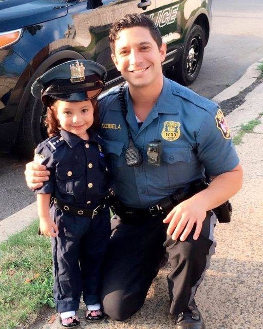 Ma fille a refusé de sourire à qui que ce soit d'autre ce jour-là, sauf à cet officier qu'elle n'a jamais rencontré 1 USA People Ma fille a refusé de sourire à qui que ce soit d'autre ce jour-là, sauf à cet officier qu'elle n'a jamais rencontré